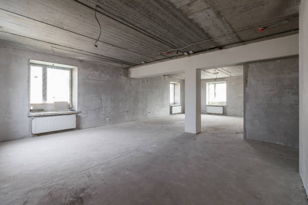 istock Spacious empty rooms floor after filling out the work on the wall and ceiling 1469129794