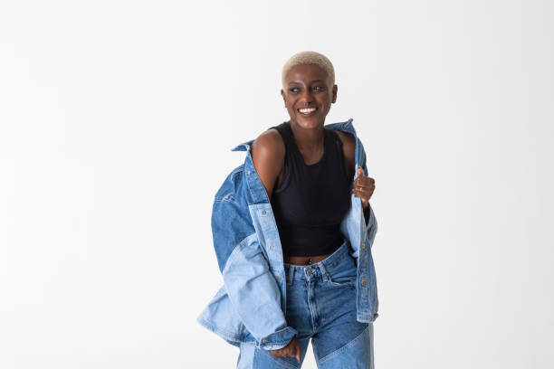 mulher negra sorridente posando no estúdio de fotografia - portrait studio - fotografias e filmes do acervo