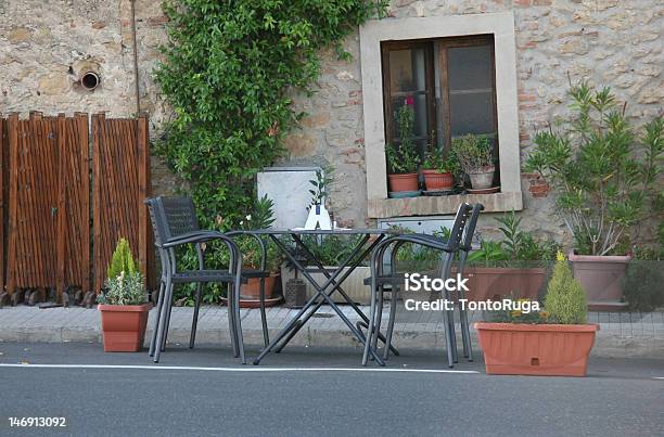 Foto de Calçada Caffe Na Toscanamesa Para Dois e mais fotos de stock de Aldeia - Aldeia, Antigo, Cadeira