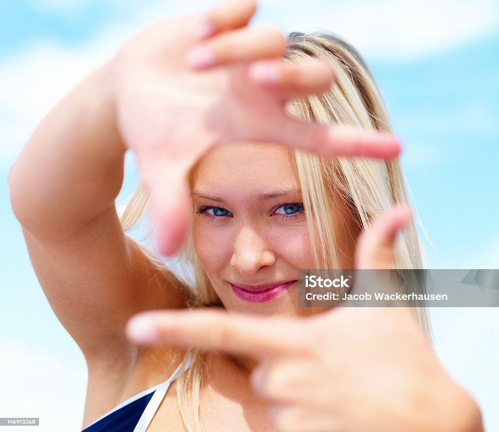 Gros plan d'une jeune femme souriant et gestes - Photo de Montrer du doigt libre de droits