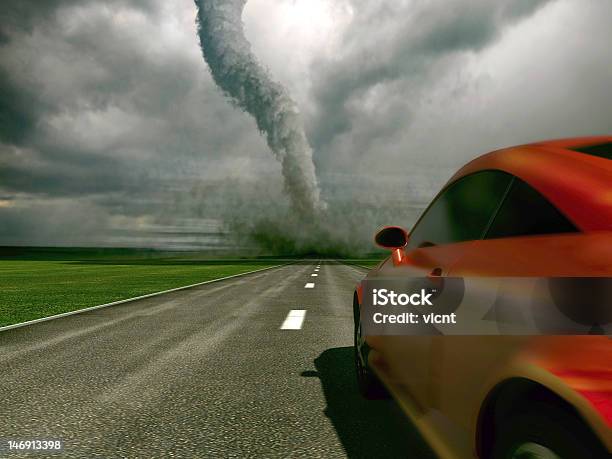 Foto de Carro Contra Tornado e mais fotos de stock de Tornado - Tornado, Carro, Dirigir