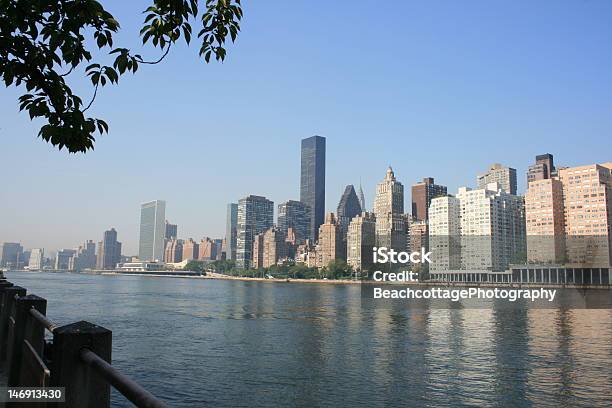 East River Y Manhattan Foto de stock y más banco de imágenes de Aire libre - Aire libre, Ciudad, Ciudad de Nueva York