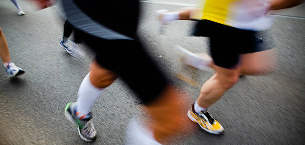 gente corriendo maratón de la ciudad de desenfoque - marathon blurred motion defocused panoramic fotografías e imágenes de stock