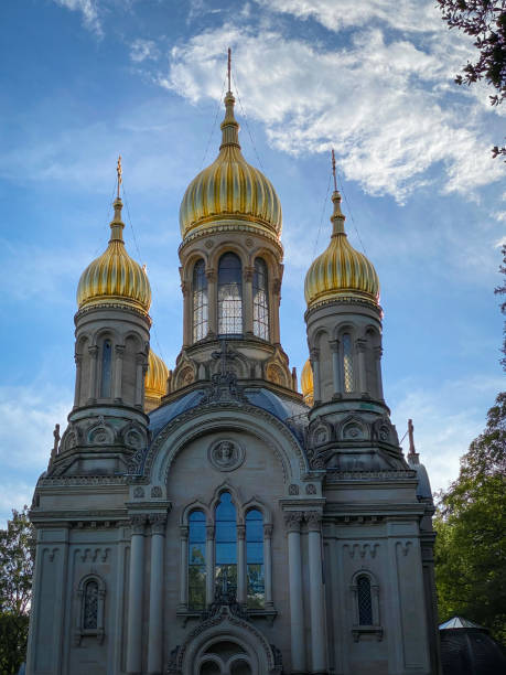Russian Orthodox Church in Wiesbaden with its golden domes Russian Orthodox Church of St. Elizabeth in the German city of Wiesbaden on the Neroberg with its golden domes against blue sky with clouds church hessen religion wiesbaden stock pictures, royalty-free photos & images