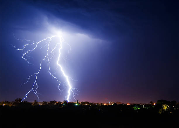 lightning de nuit - lightning thunderstorm storm city photos et images de collection