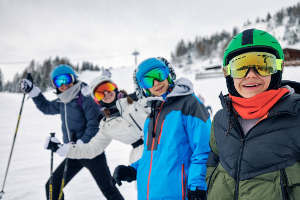 mother and teenagers enjoy a skiing in mountains on an overcast winter day - ski skiing european alps resting imagens e fotografias de stock