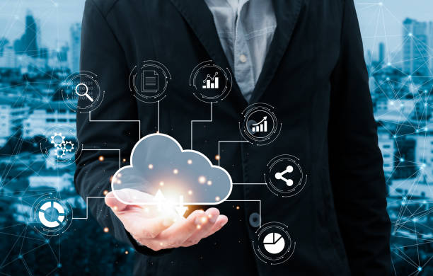 man holding cloud computing diagram show on hand. Data storage. Cloud technology. Secure backup and consistency Networking and internet service concept. Implementing storage technology in business hombre sosteniendo el diagrama de computación en la nube mostrar en la mano. almacenamiento de datos. tecnología en la nube. copia de seguridad segura y consistencia concepto de redes y servicios de internet. implementación de la tecnología de almacena