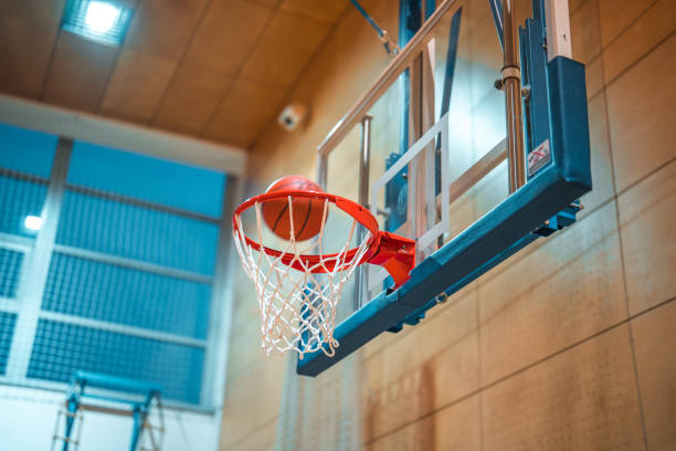 Aro de basquete e uma bola de basquete sobre ele - foto de acervo
