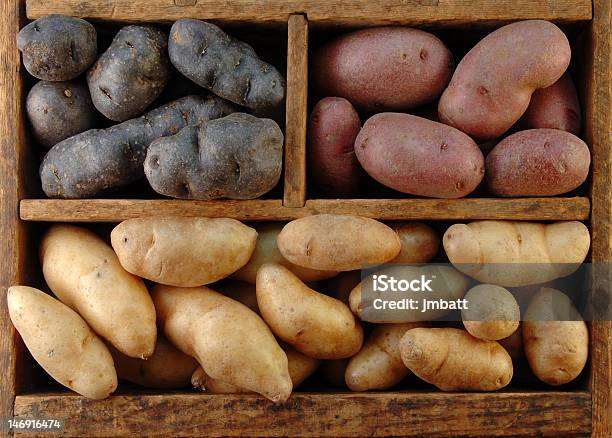 Caixa De Madeira De Batata - Fotografias de stock e mais imagens de Alimentação Saudável - Alimentação Saudável, Batata Crua, Batata Fingerling