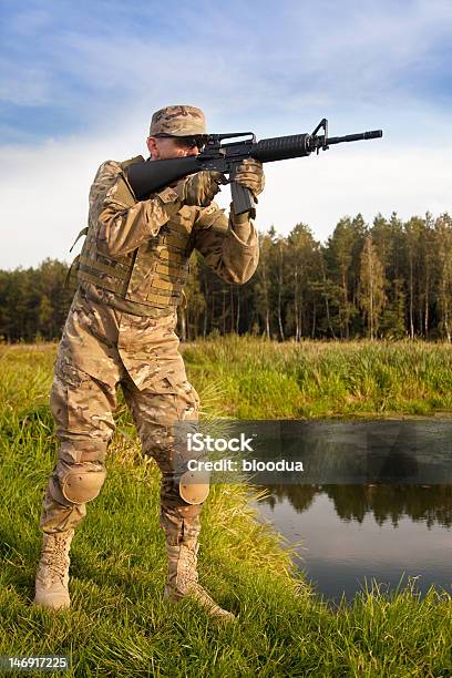 Soldato Con Fucile - Fotografie stock e altre immagini di Abbigliamento - Abbigliamento, Abbigliamento mimetico, Acqua