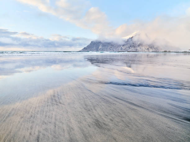ノルウェーのロフォーテン諸島の海岸線。 - norwegian sea ストックフォトと画像