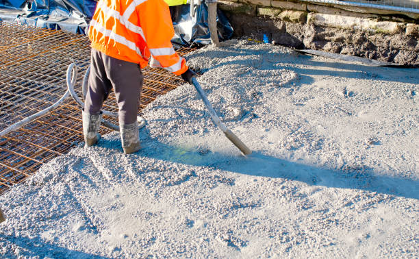 bauherren gießen betonplatten mit hilfe einer betonpumpe und verwenden vibrierenden schürhaken, um nassen beton zu verdichten - building activity audio stock-fotos und bilder