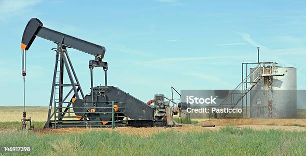 Pozzo Petrolifero E Serbatoio - Fotografie stock e altre immagini di Ambientazione esterna - Ambientazione esterna, Blu, Cielo