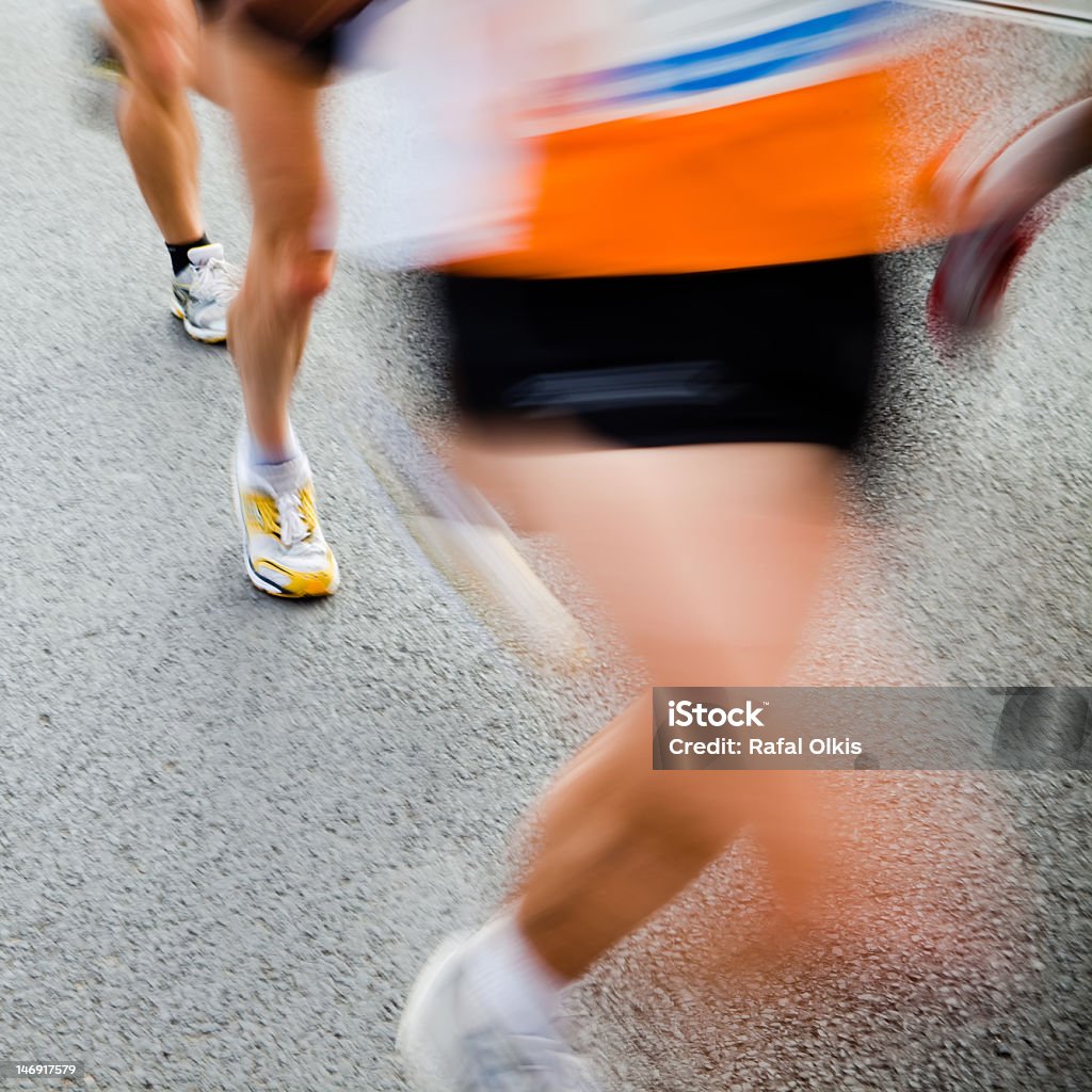 Maratona di persone in esecuzione nella città-motion blur - Foto stock royalty-free di Adulto