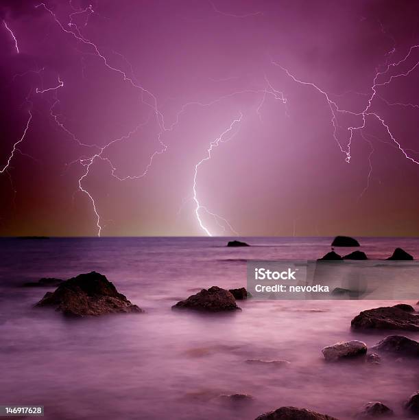 Lightning Foto de stock y más banco de imágenes de Agua - Agua, Aire libre, Cielo
