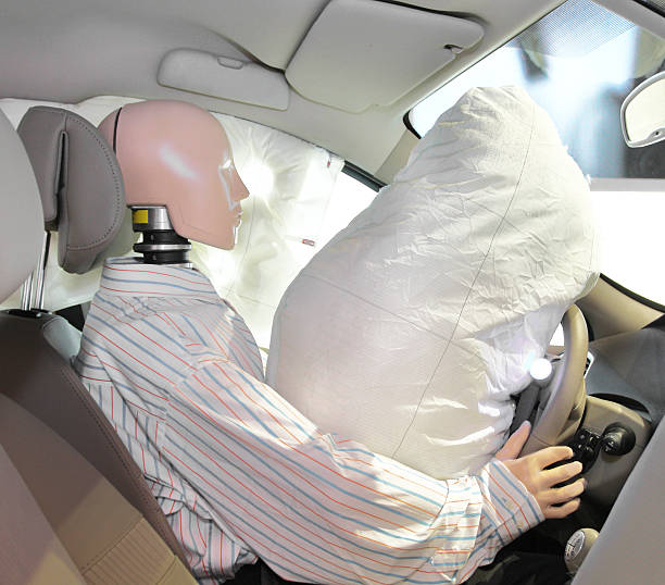 s mannequin en un coche - airbag fotos fotografías e imágenes de stock