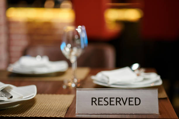 tavolo riservato ai clienti - table reservation foto e immagini stock