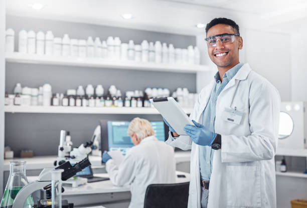 nauka, tablet i portret naukowca prowadzącego badania z technologią w laboratorium medycznym. szczęśliwy, uśmiechnięty i człowiek chemik lub biolog pracujący na urządzeniu mobilnym w laboratorium farmaceutycznym. - microbiology analyzing laboratory scrutiny zdjęcia i obrazy z banku zdjęć