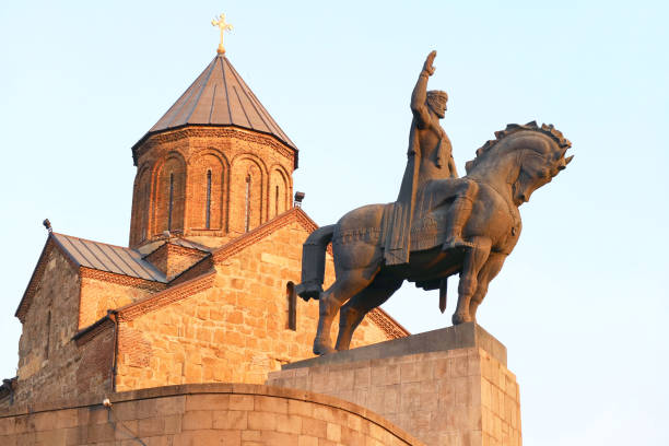 monumento del re vakhtang gorgasali di fronte alla chiesa di metekhi, uno dei monumenti mozzafiato della vecchia tbilisi, georgia - kura river immagine foto e immagini stock