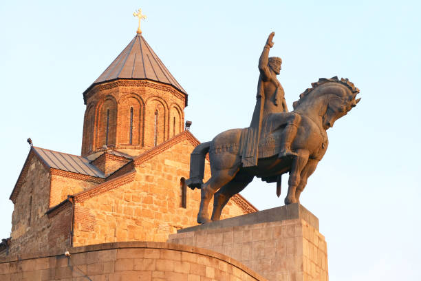 monument of king vakhtang gorgasali in front of the metekhi church, one of stunning landmarks of the old tbilisi, georgia - kura river imagens e fotografias de stock