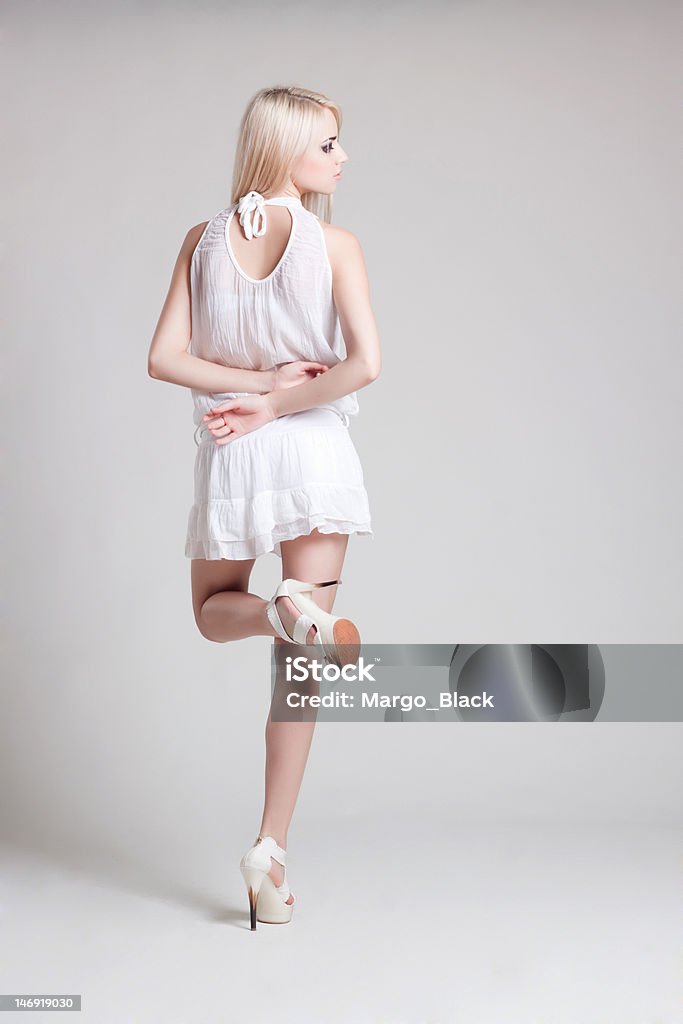 Mannequin en robe blanche - Photo de Adolescence libre de droits