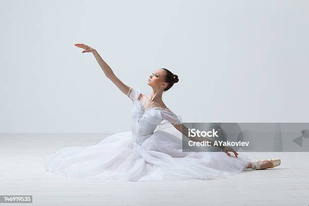 Bailarina De Ballet - Fotografias de stock e mais imagens de Adulto - Adulto, Agilidade, Artista