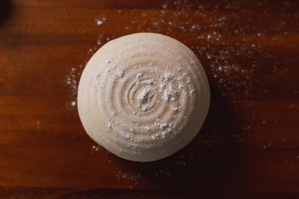 木の板でピザやパンを焼くための新鮮な生生地の自家製ボールの上面図。小麦粉とピザ生地。生地の準備。 - dough sphere kneading bread ストックフォトと画像