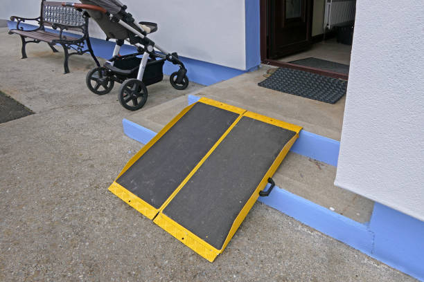 portable foldable wheelchair ramp to the front of a building uk - 輪椅坡道 個照片及圖片檔