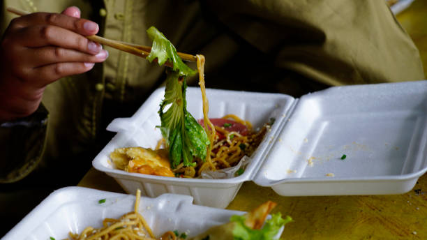 eat vegetable noodles