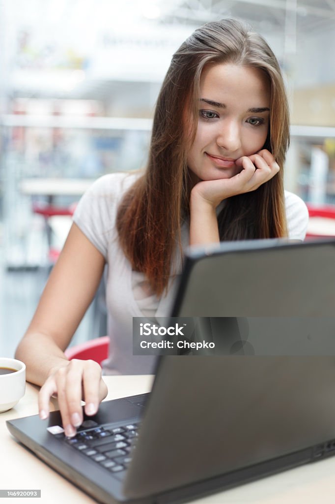Dziewczyna w kawiarni z laptopa - Zbiór zdjęć royalty-free (Adolescencja)