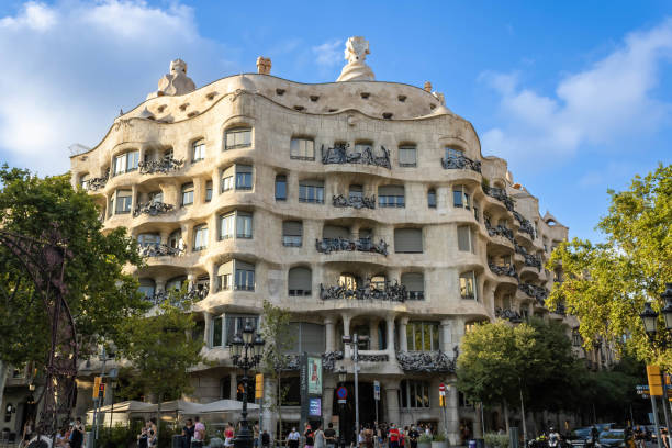 건축가 안토니 가우디의 카사 밀라 - barcelona la pedrera spain catalonia 뉴스 사진 이미지