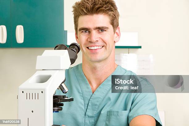 Médico Con Microscopio Foto de stock y más banco de imágenes de 30-34 años - 30-34 años, Adulto, Adulto de mediana edad