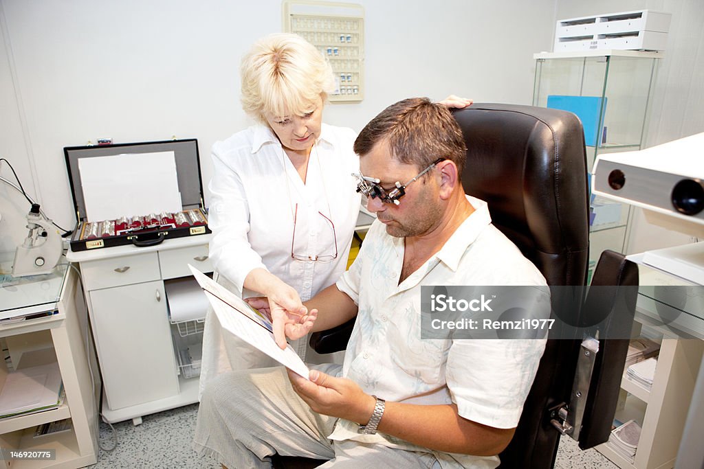 Arzt untersucht einen Patienten - Lizenzfrei Arzt Stock-Foto