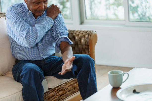 hombre afroamericano mayor con dolor en el hombro - rotator cuff fotografías e imágenes de stock