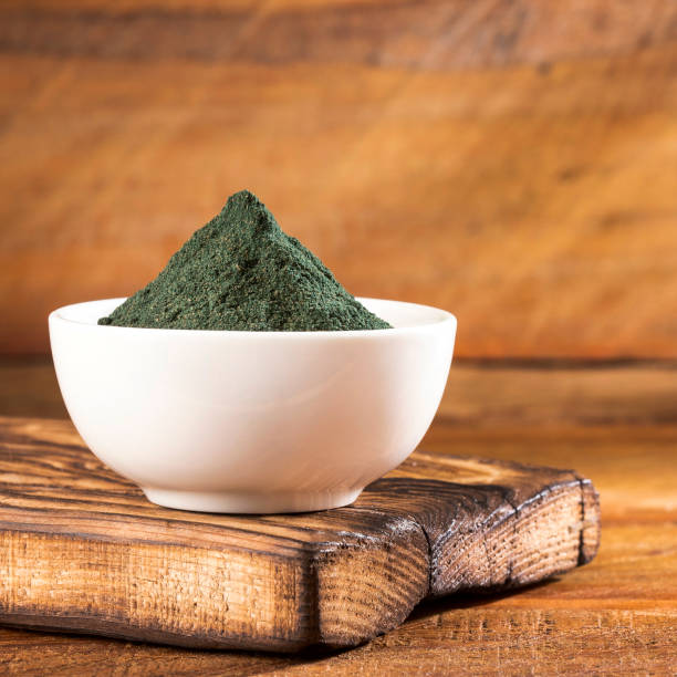 spirulina em pó saudável - algas saudáveis (algas) - spirulina bacterium seaweed food clipping path - fotografias e filmes do acervo