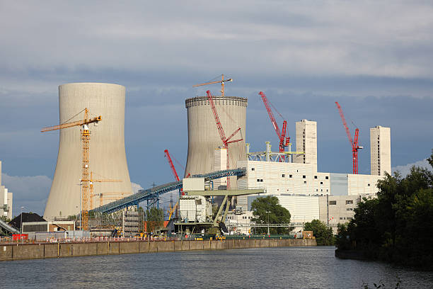 central nuclear - nuclear power station construction uranium energy fotografías e imágenes de stock