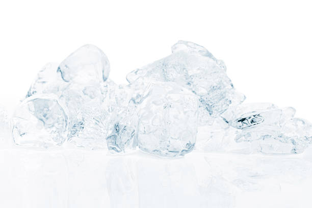 um monte de cubos de gelo de derretimento cristalino natural no fundo branco da superfície reflexiva. - liquid crystal display - fotografias e filmes do acervo