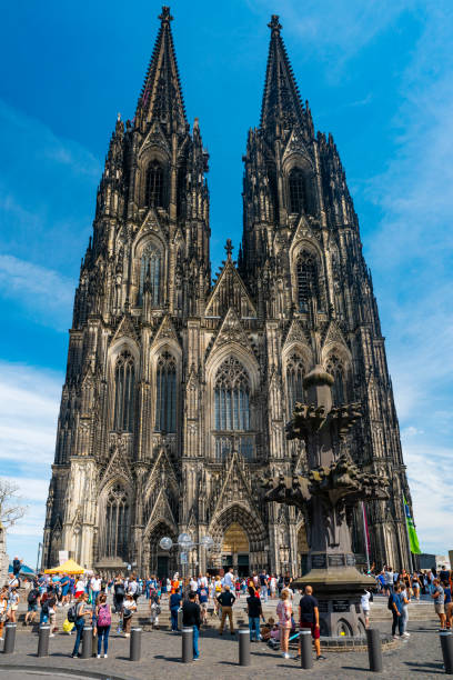 cologne cathedral in cologne, germany - church gothic style cathedral dark imagens e fotografias de stock