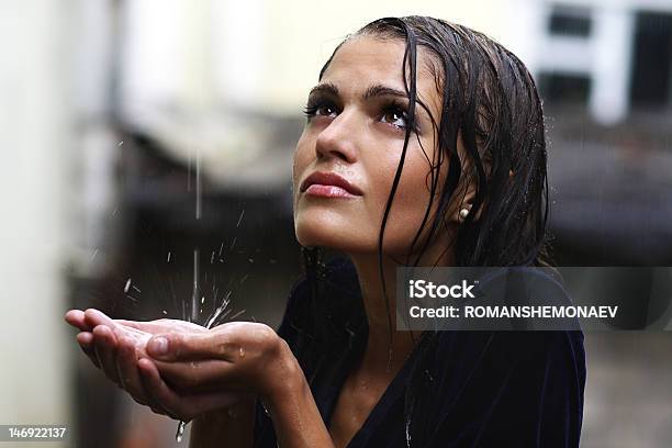 Ritratto Di Una Donna Contro La Pioggia - Fotografie stock e altre immagini di Acqua - Acqua, Adulto, Ambientazione tranquilla