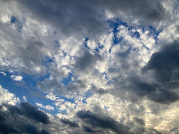chmury burzowe zaczynają gromadzić się na błękitnym niebie - opportunity change awe forecasting zdjęcia i obrazy z banku zdjęć