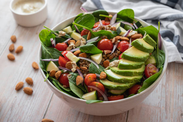 insalata fresca di lenticchie, spinaci e mandorle - superfood avocado fruit vegetable foto e immagini stock