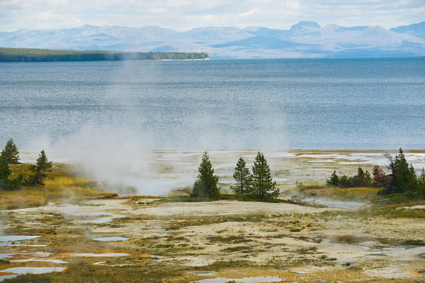 Yellowstone Lake mit herrlicher Aussicht – Foto