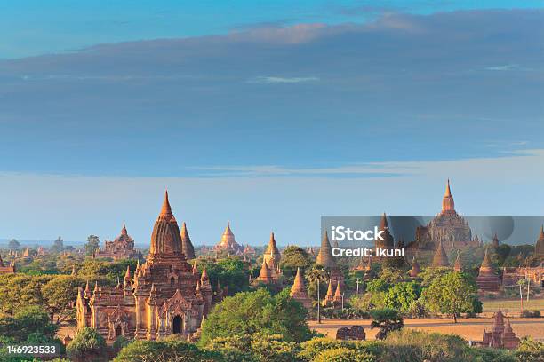 Photo libre de droit de Les Temples De Bagan Au Lever Du Soleil Myanmar banque d'images et plus d'images libres de droit de Antique - Antique, Architecture, Archéologie