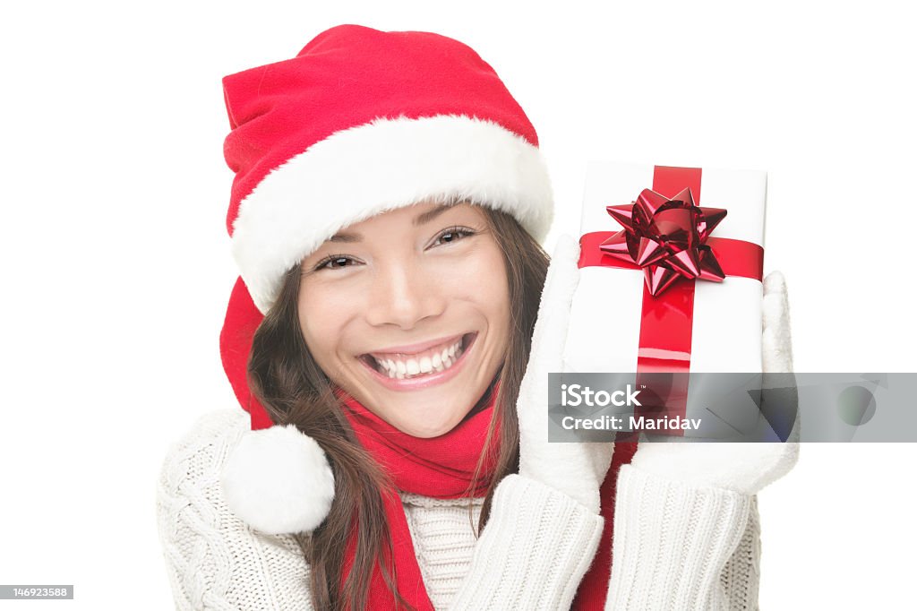 Femme souriante avec un cadeau de Noël - Photo de Cadeau de Noël libre de droits