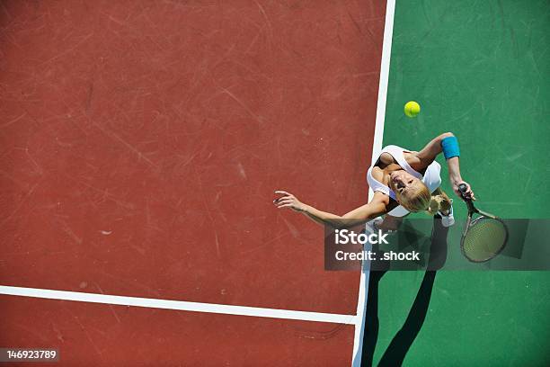 Junge Frau Die Tennis Spielen Im Freien Stockfoto und mehr Bilder von Tennis - Tennis, Aufschlagen - Sport, Frauen