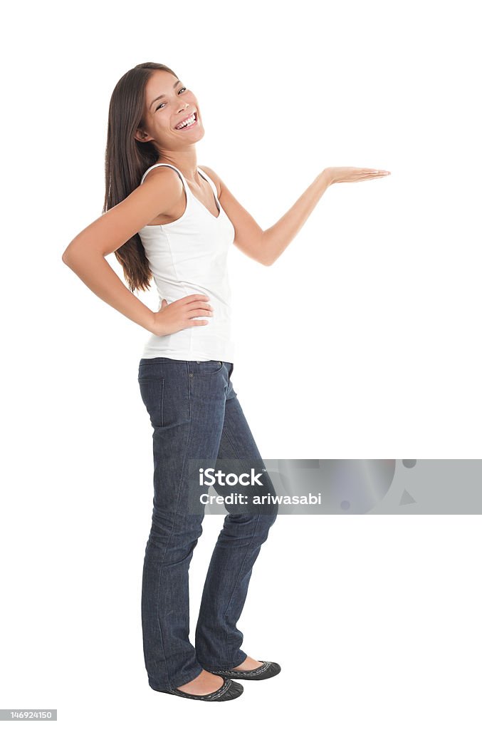 Mujer mostrando abierto palm aislado sobre blanco - Foto de stock de Al lado de libre de derechos