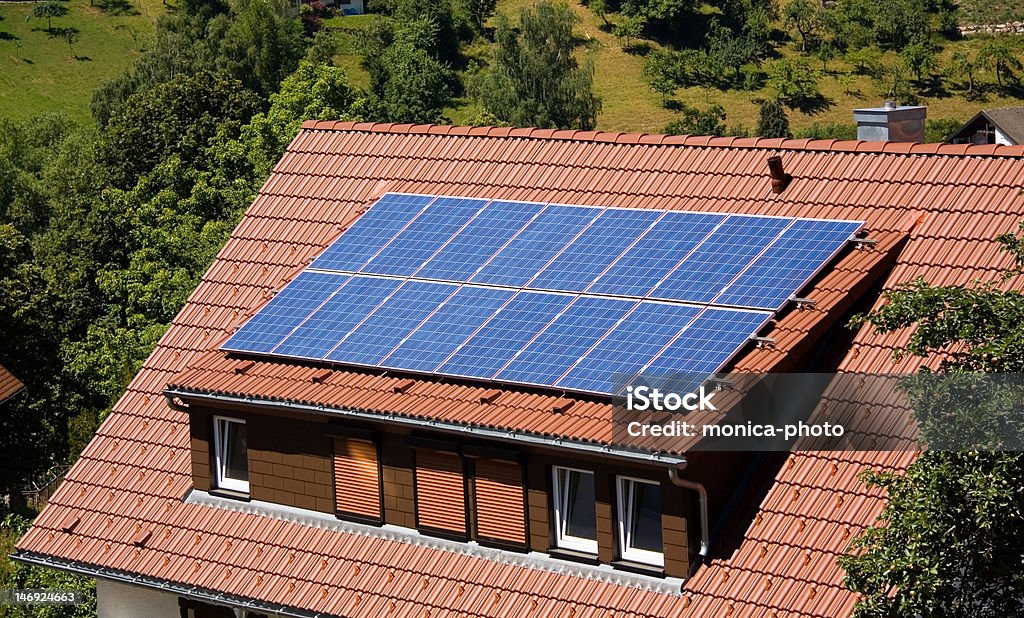 Dom z paneli słonecznych, Baiersbronn, czarnym lesie, Niemcy - Zbiór zdjęć royalty-free (Budowla mieszkaniowa)