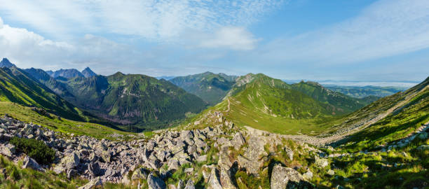 vue de la montagne tatra (pologne) depuis la chaîne de kasprowy wierch. - poland mountain tatra mountains giewont photos et images de collection