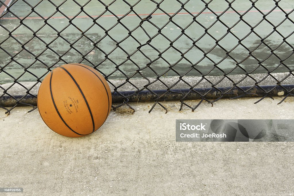 Baloncesto contra valla en Urban patio de juegos - Foto de stock de Actividad física libre de derechos