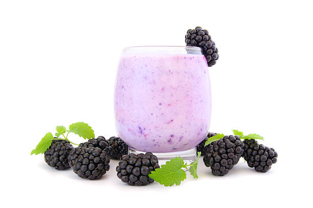 blackberry smoothie sur blanc - milk shake smoothie blackberry isolated photos et images de collection